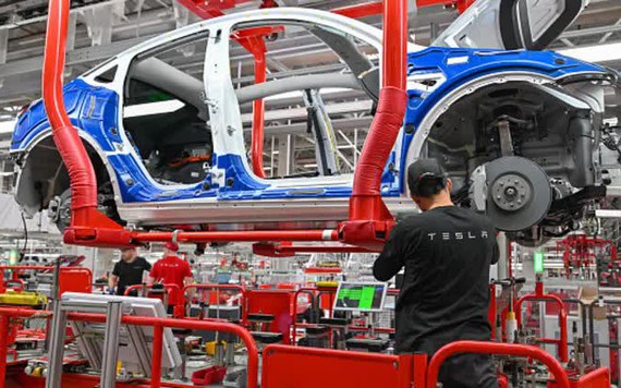Tesla, Volvo tạm dừng sản xuất do gián đoạn vận chuyển ở Biển Đỏ