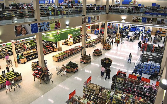 Walmart tăng lương thưởng trong khi Macy's cắt giảm hơn 2.000 nhân sự