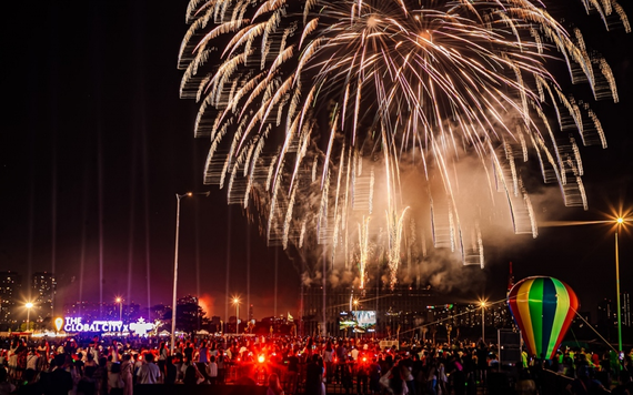 Hơn 50.000 người dân thành phố 'đổi gió' đón năm mới tại trung tâm mới