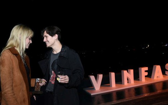 Dàn sao Mỹ hào hứng check-in với VinFast VF 9 trước thềm Grammy 2024