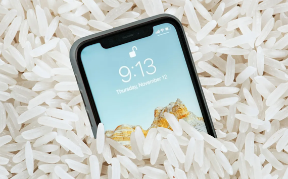 Apple cảnh báo: Đừng bỏ iPhone vào gạo nếu bị ướt