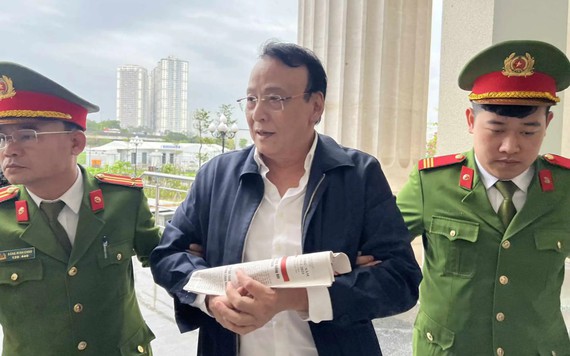 Nghìn người 'đội mưa' tới dự phiên xét xử cha con Chủ tịch Tân Hoàng Minh