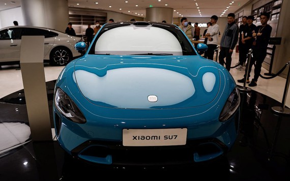 CEO Xiaomi hé lộ giá xe sắp ra mắt, các showroom bắt đầu trưng bày xe