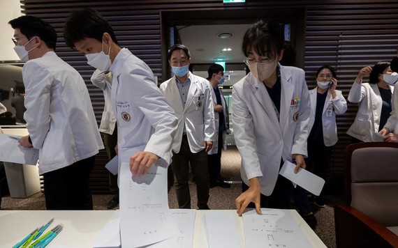 Hàng loạt giáo sư cao cấp bắt đầu từ chức, y tế Hàn Quốc thêm khủng hoảng