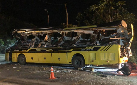 Vụ tai nạn 5 người chết ở Tuyên Quang: Thùng container đổ nghiêng đè vào nửa chiếc xe khách
