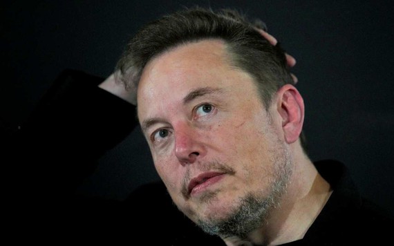 Elon Musk dự đoán AI sẽ vượt qua trí tuệ con người vào năm tới