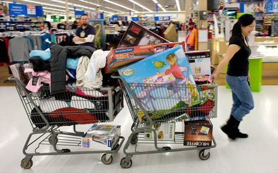 Hoạt động kinh doanh của Walmart tăng vọt khi người mua săn hàng giá rẻ