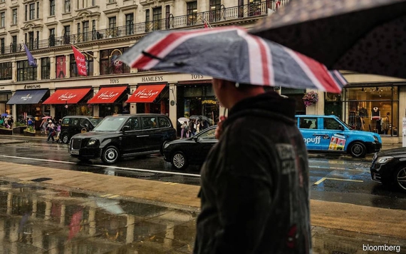 Doanh số bán lẻ ở Anh giảm nhiều hơn dự kiến trong đợt mưa
