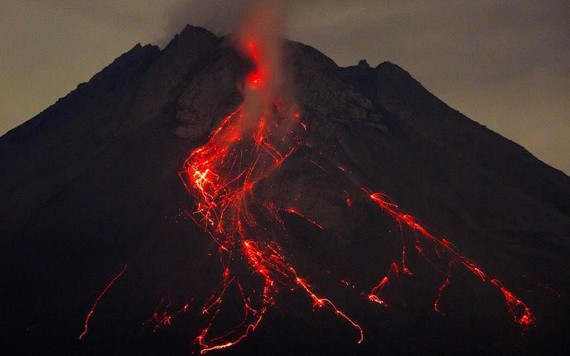 Núi lửa Indonesia phun tro bụi cao 2km