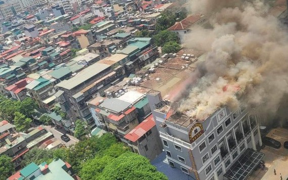 Hà Nội: Cháy khách sạn Capital Garden Hotel, cột khói nghi ngút