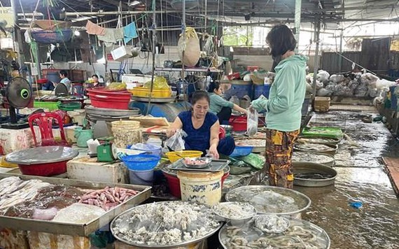 TP.HCM: Hàng dồi dào nhưng chợ vắng khách