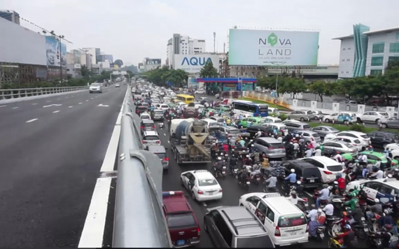 Nghịch lý giao thông ở đường vào sân bay Tân Sơn Nhất