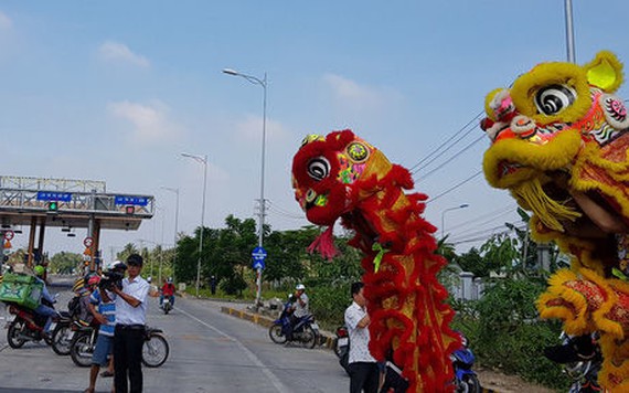 BOT Sóc Trăng: Tài xế thuê múa lân mừng xả trạm