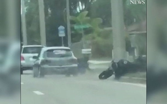 Tranh cãi trên đường, tài xế xe hơi húc xe máy văng vào lề