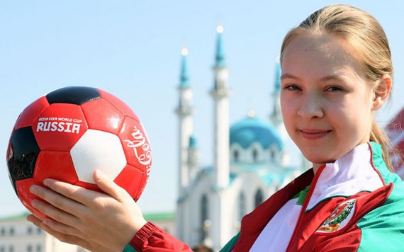 World Cup 2018: lần đầu tiên có các bé gái nhặt bóng