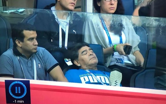 Argentina thắng nghẹt thở, Maradona tụt huyết áp phải nhập viện