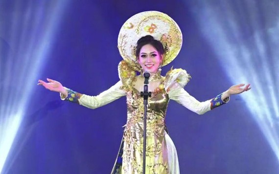 Á hậu Phương Nga tự tin tại Miss Grand 2018 với trang phục 'Ngũ phụng tề phi'