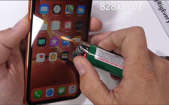 Thử độ bền iPhone XR bằng bật lửa, dao rọc giấy và bẻ cong