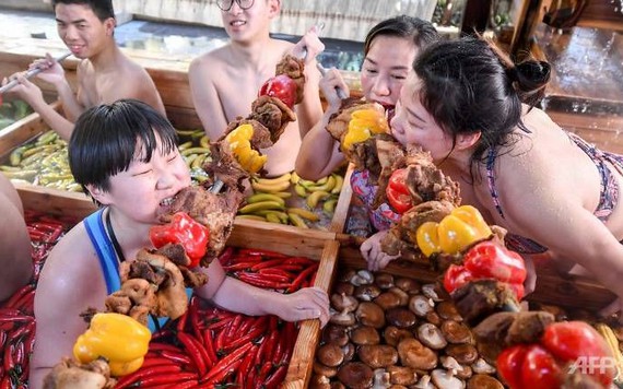 Khám phá 'lẩu người' hút du khách tại Trung Quốc dịp Tết