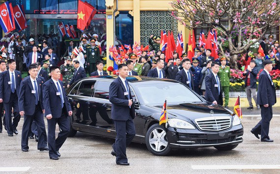 Dàn cận vệ chạy bộ theo xe ông Kim Jong Un tại ga Đồng Đăng