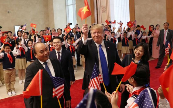 Khoảnh khắc Donald Trump vẫy cờ Việt Nam gây sốt mạng xã hội