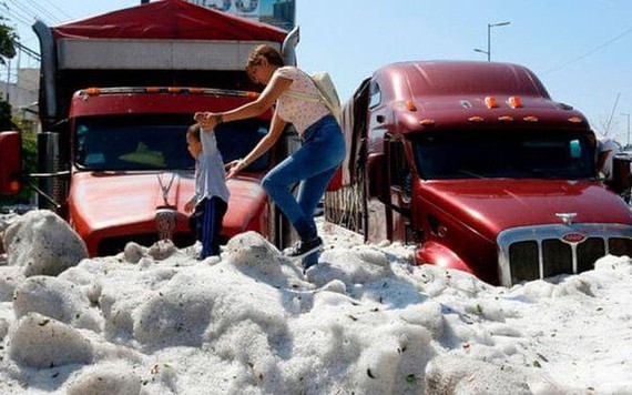 Mưa đá khiến thành phố Mexico trở thành sông băng