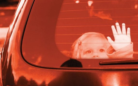 Dạy trẻ cách xử lý khi bị bỏ quên trong ô tô