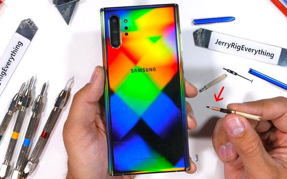 Tra tấn siêu phẩm Galaxy Note 10+ bằng dao rọc giấy, hơ lửa và bẻ cong