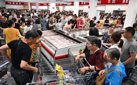 Siêu thị Costco ở Thượng Hải "vỡ trận" vào ngày khai trương