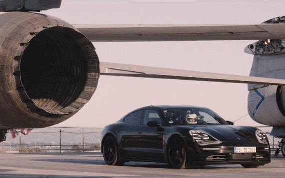 Xe điện Porsche Taycan đạt tốc độ 145km/h trên boong tàu sân bay