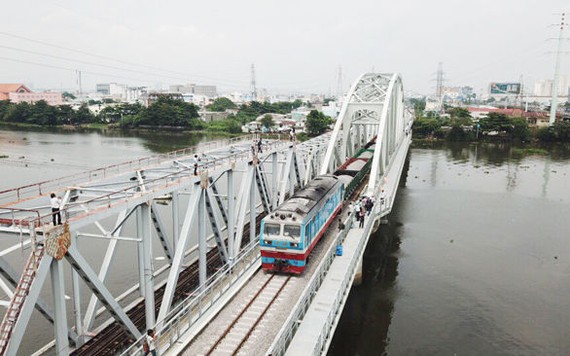 Đoàn tàu đầu tiên chạy qua cầu đường sắt Bình Lợi mới