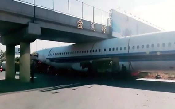 Airbus A320 mắc kẹt dưới gầm cầu vượt ở Trung Quốc