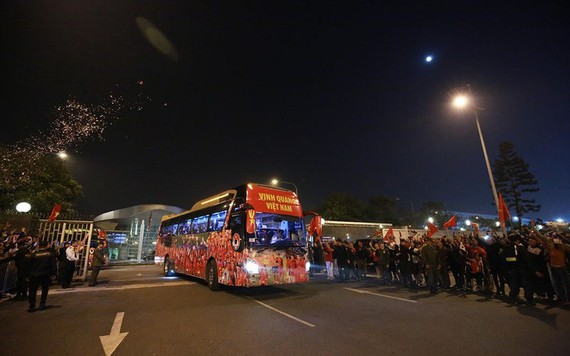 Người hâm mộ chào đón nồng nhiệt Đoàn thể thao Việt Nam trở về từ SEA Games 30