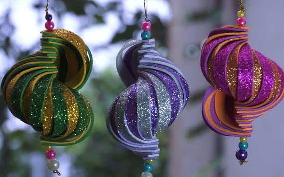 Làm đồ trang trí cây thông Noel lạ mắt với tấm xốp kim tuyến
