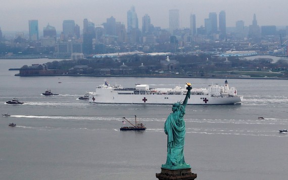 Siêu tàu bệnh viện hải quân Mỹ đến New York ứng phó với dịch bệnh COVID-19