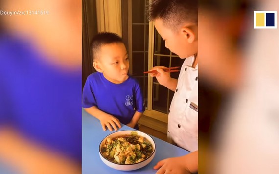 Cậu bé 10 tuổi trở thành ngôi sao dạy nấu ăn trực tuyến ở Trung Quốc