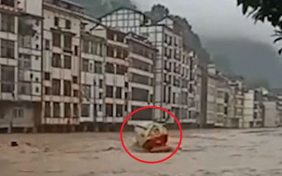 Xe bồn bị lũ lụt cuốn trôi ở Trung Quốc
