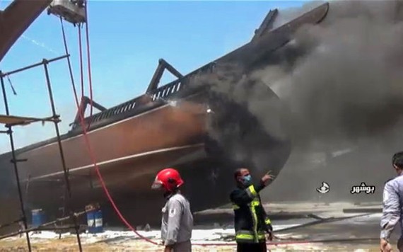 Cận cảnh vụ 7 tàu tại cảng Iran cháy ngùn ngụt
