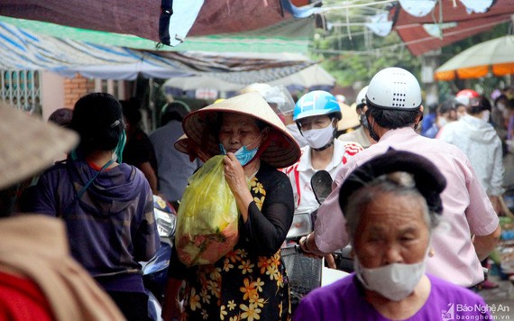 Nghệ An: Người dân phải đeo khẩu trang, sát khuẩn tay khi mua bán tại các chợ dân sinh