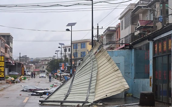 Bão Mekkhala xé toạc nhà xưởng trong chớp mắt ở Trung Quốc