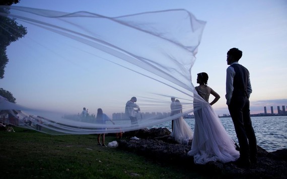 Thủ phủ váy cưới Trung Quốc điêu đứng vì đại dịch COVID-19