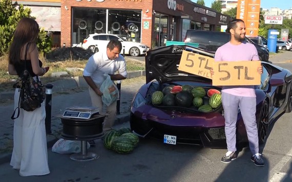 Người đàn ông dùng siêu xe Lamborghini chở dưa hấu bán trên lề đường