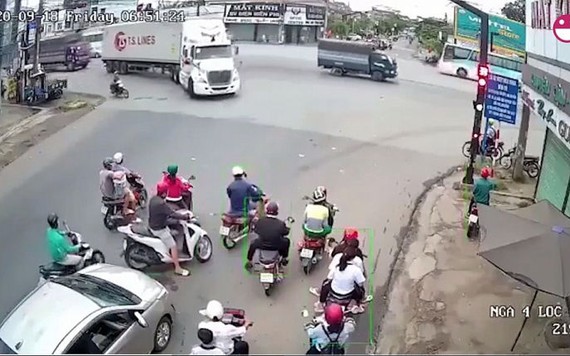 Tai nạn kinh hoàng khi xe máy tạt đầu container