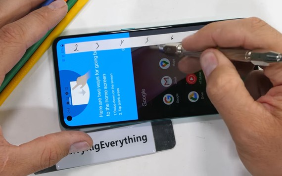 Vừa mới ra mắt, OnePlus 8T đã bị tra tấn bằng dao rọc giấy, hơ lửa và bẻ cong