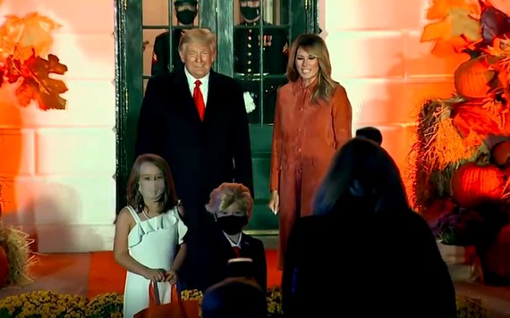 Bất chấp COVID-19, vợ chồng ông Trump tổ chức tiệc Halloween tại Nhà Trắng