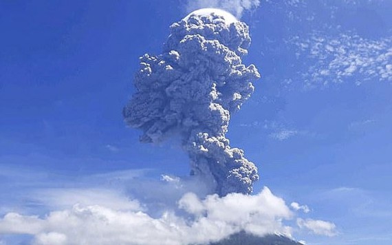 Núi lửa Indonesia phun cột tro bụi cao 4 km, hàng ngàn người chạy loạn