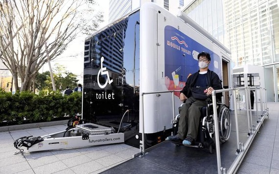 Toyota và Lixil phát minh nhà vệ sinh di động cho người ngồi xe lăn
