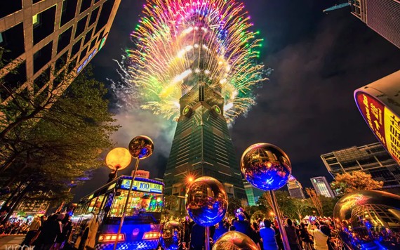 Màn trình diễn pháo hoa đón năm mới từ tháp Taipei 101 Đài Loan