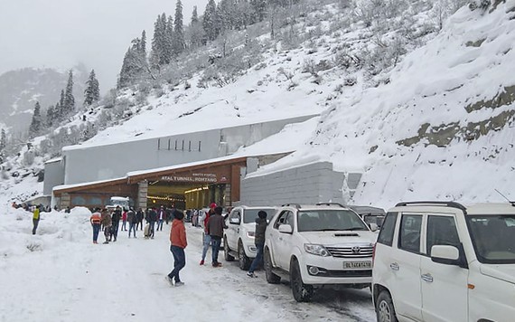 Hơn 300 du khách bị kẹt do tuyết rơi dày tại Ấn Độ
