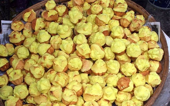 Bánh thuẫn, dưa mắm miền Trung 'hút khách' Sài Gòn ngày cận Tết